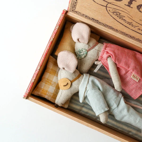 Maileg Mum & Dad Mice In Cigarbox Toy 3 Maileg Mum & Dad Mice In Cigarbox Toy