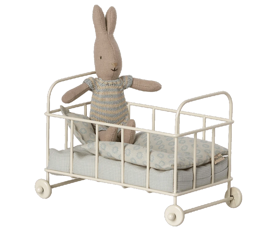 Maileg Micro Lettino Con Ruote Azzurro 1 Maileg Micro Lettino Con Ruote Azzurro