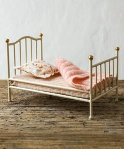 Maileg Vintage Bed For Mice - Off White 7 Maileg Vintage Bed For Mice - Off White