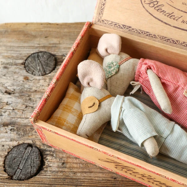 Maileg Mum & Dad Mice In Cigarbox Toy 1 Maileg Mum & Dad Mice In Cigarbox Toy