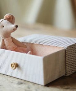 Maileg Dance Mouse on Daybed