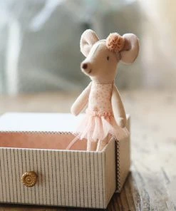 Maileg Dance Mouse on Daybed