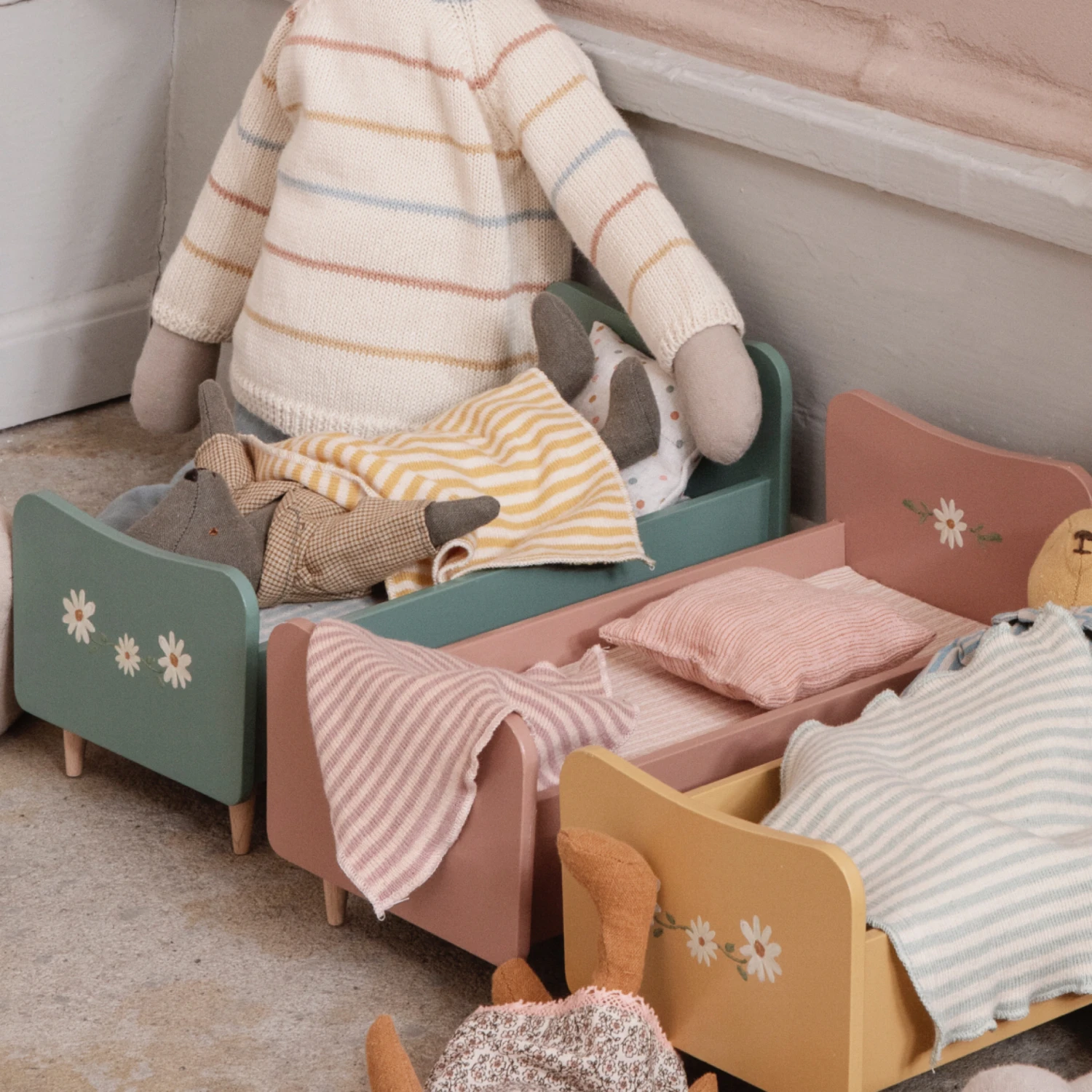 Maileg Wooden Bed - for Mini Mice and Rabbits - Rose Pink 4 Maileg Wooden Bed - for Mini Mice and Rabbits - Rose Pink